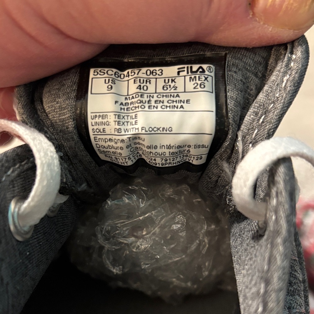 NWOT-Fila Women’s Low-Top Canvas Sneakers w/ a Quilted Pattern-Grey & White - Picture 3 of 11